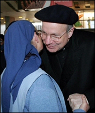 Der Erzbischof und eine Schwester der Gemeinschaft vom Lamm